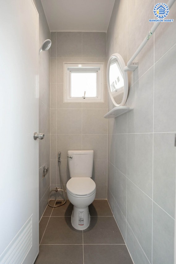 บ้านมือสองตกแต่งใหม่ ม.มณีรินทร์พาร์ค รัตนาธิเบศร์-ท่าอิฐ แบรนด์ Property Perfect เนื้อที่ 66.2 ตร.ว. ฟังก์ชัน 3 ห้องนอน 4 ห้องน้ำ 1 ห้องอเนกประสงค์ จอดรถได้ 2 คัน บนทำเลศักยภาพ เชื่อมต่อทั้ง ถนนรัตนาธิเบศร์ และถนนราชพฤกษ์ ใจกลาง 2 เซ็นทรัลฯ ใกล้ทางด่วนงามวงศ์วาน และรถไฟฟ้า "สถานีบางรักน้อยท่าอิฐ"